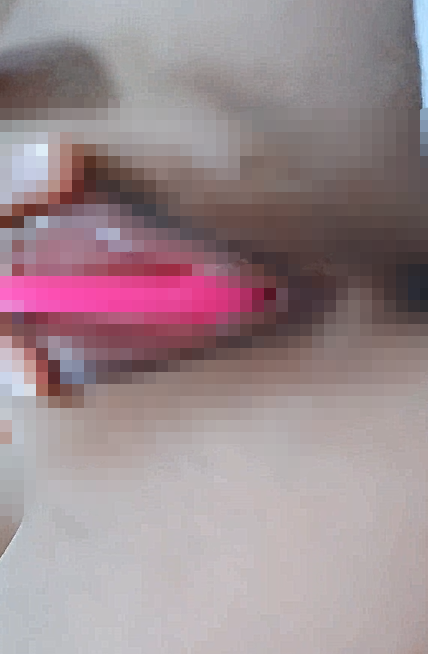 颜值很高的姑娘线上约炮勾搭狼友，全程露脸性感娇嫩的奶子，跳蛋塞逼里自慰呻吟，撅着屁股掰着逼求狼友草