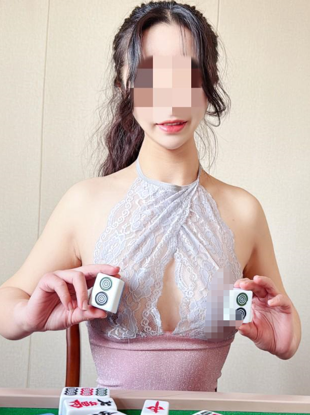 海角社区绿帽大神寝取NTR 圣诞前夕找了两个有实力的海友暴力3P老婆先吞精再内射，最后由我刷锅