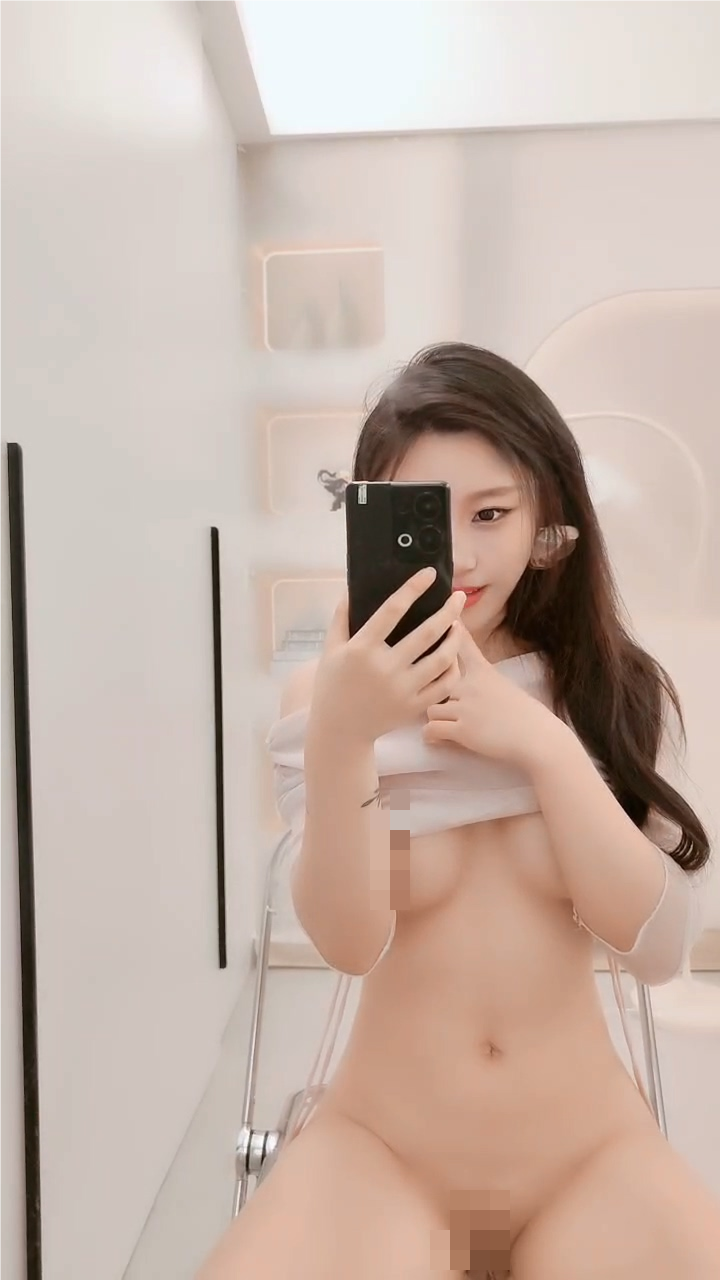 肤白貌美白丝美腿极品女人精彩大秀，无毛白虎逼跟狼友撩着骚对着镜子抠弄逼逼，淫水多多高潮不断坐插道具 1V 1.1G 夸克
