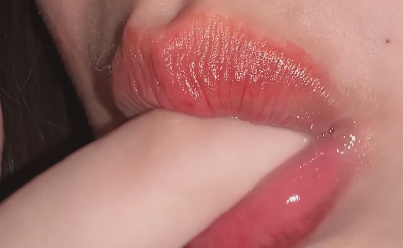 ASMR  Bob1啵啵    超近距离甜手指➕口水 1V55M百度盘