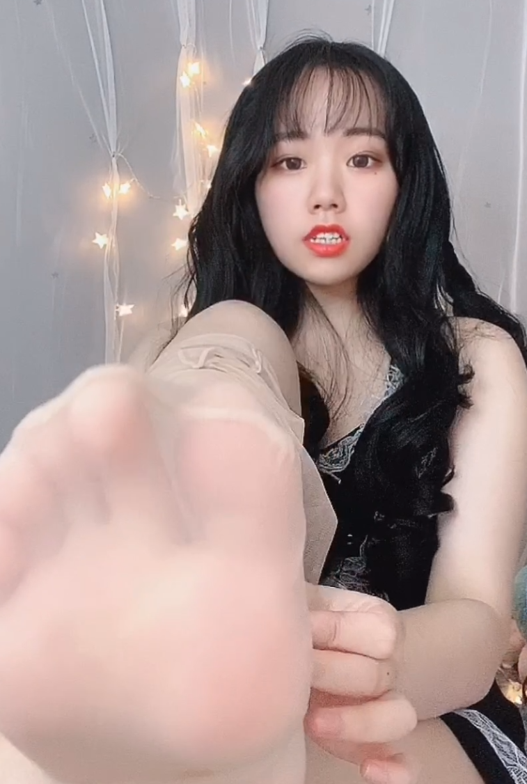 足控-易直播 甜美妹子-微信骚足诱惑福利（1V,450M）
