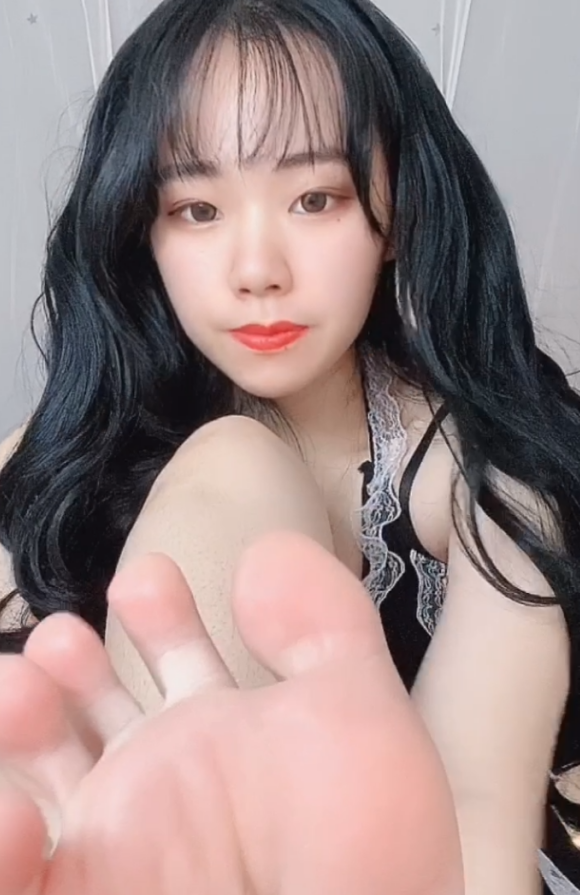 足控-易直播 甜美妹子-微信骚足诱惑福利（1V,450M）