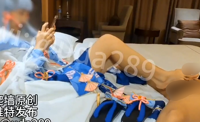 足控-推特大神 爬墙少年（uda289）-约cos妹子足交合集 2（4V,205M）