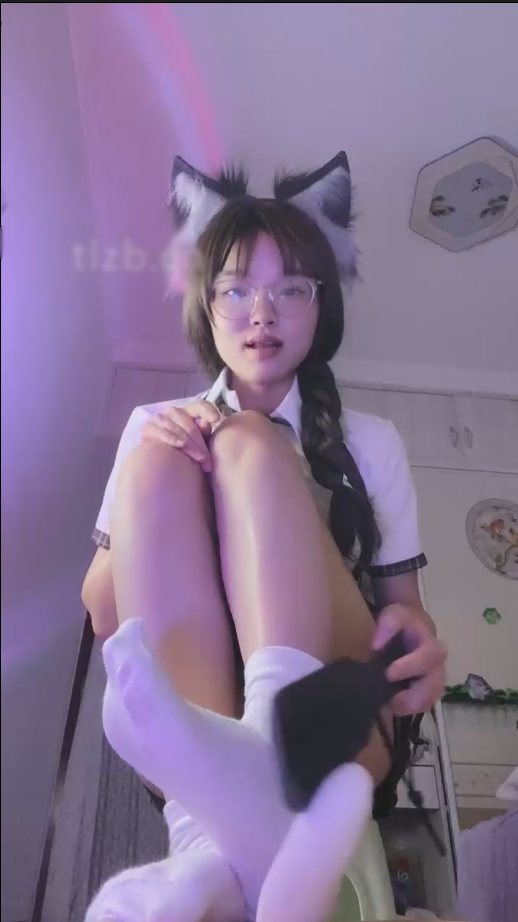 套路直播王子殿下-亲姐回家发现我在偷吻臭袜子【1V】【487MB百度云】