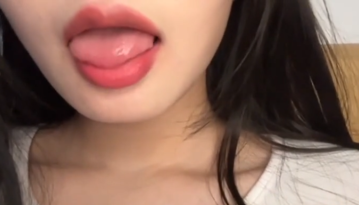 皖皖该睡觉了 坐着舔亚克力板  1V163M百度盘