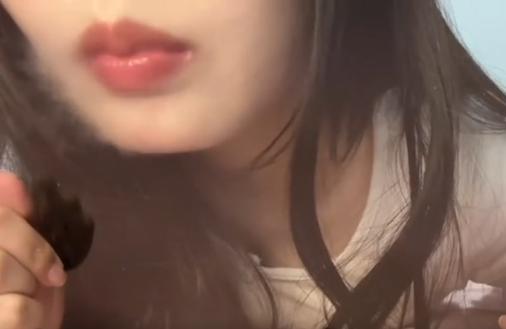皖皖该睡觉了 趴着舔亚克力板 1V35M百度盘
