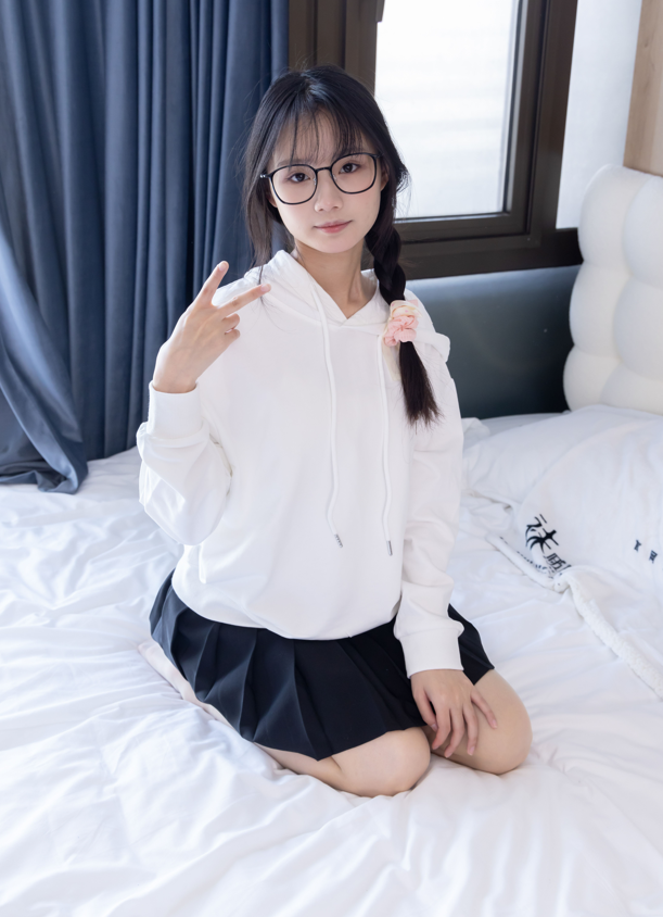 袜啵啵 - 甜甜圈-368期 - 超短裙白棉袜油亮肉丝 【160P1V1.36G】