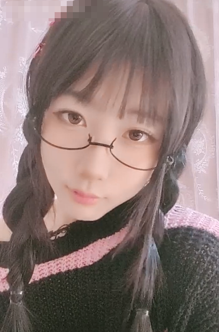 很嗲很會撒嬌的OO後眼鏡美少女,撩起毛衫露出可愛少女內褲,慢慢脫下竟是白虎茓