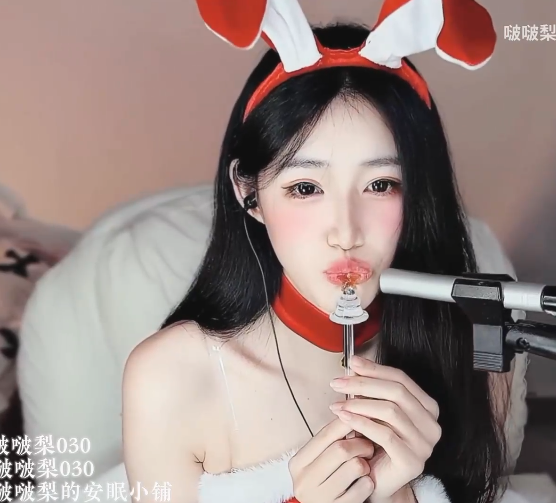 啵啵梨🎄圣诞ASMR❤亲吻圣诞树玻璃搅拌棒 1V327M百度盘