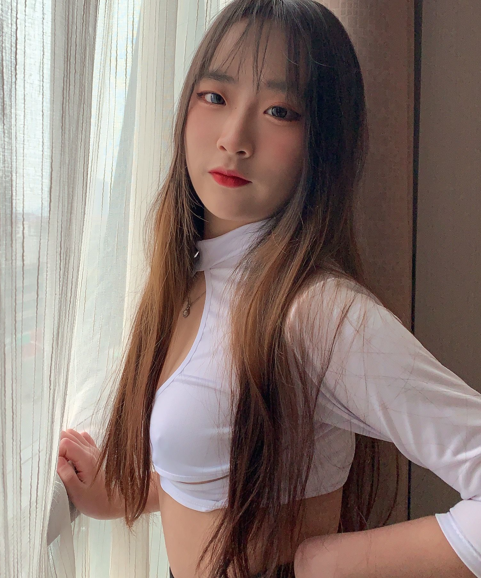 活压力大艺校毕业小姐姐无奈下海私拍女体艺术