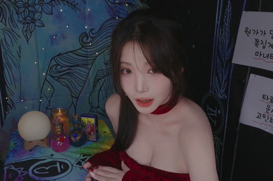 Yoonying - Strange Tarot Shop and Strange Visitor at Night 【1V661M】