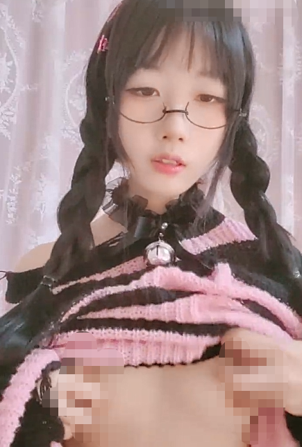 很嗲很會撒嬌的OO後眼鏡美少女,撩起毛衫露出可愛少女內褲,慢慢脫下竟是白虎茓