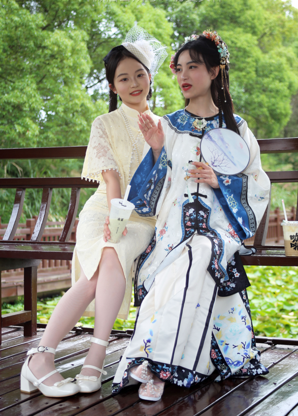 [初夏女神] 柒柒&amp;双双 旗袍白丝姐妹花 【120P1V965M】