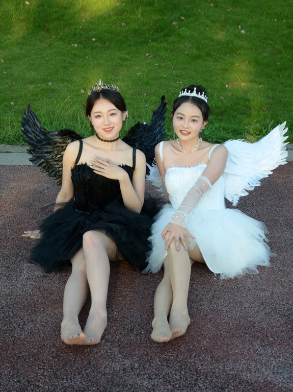 初夏女神 - 双双、环环 - 黑白天使-姐妹花丝袜高跟足秀 【140P1V1.08G】