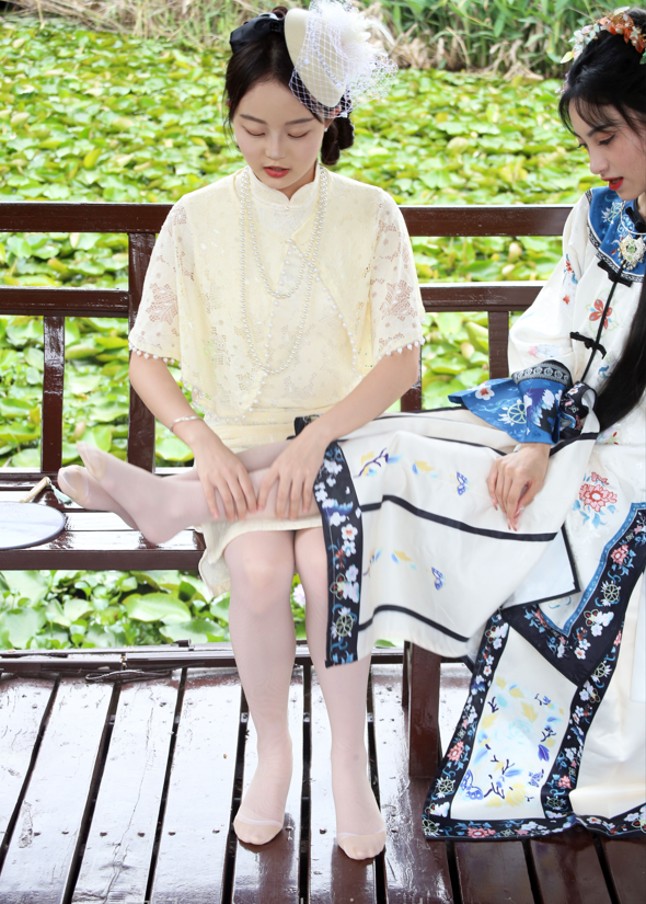 [初夏女神] 柒柒&amp;双双 旗袍白丝姐妹花 【120P1V965M】