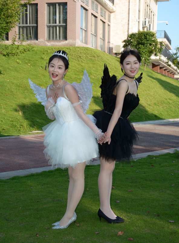 初夏女神 - 双双、环环 - 黑白天使-姐妹花丝袜高跟足秀 【140P1V1.08G】