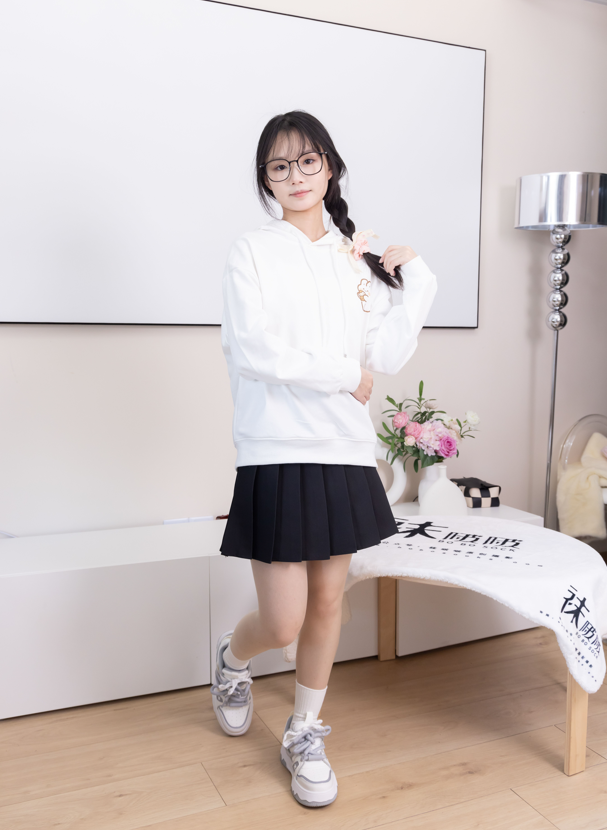 袜啵啵 - 甜甜圈-368期 - 超短裙白棉袜油亮肉丝 【160P1V1.36G】