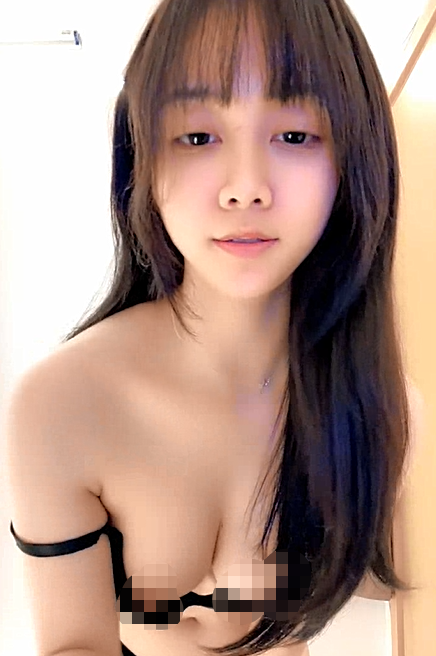黑丝露脸微胖极品小妞的诱惑，完美好身材大秀自慰诱惑，互动撩骚听指挥跳蛋抽插高潮喷水，浪叫呻吟表情好骚