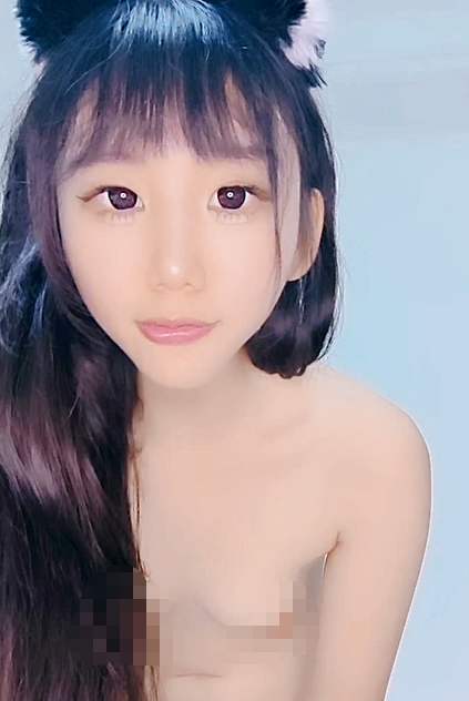 黑丝露脸呆萌小妹镜头前发骚诱惑，揉奶玩逼道具抽插，浪叫不止小屁股扭起来样子真骚听狼友指挥淫声荡语不断