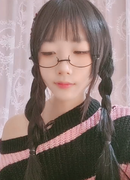 很嗲很會撒嬌的OO後眼鏡美少女,撩起毛衫露出可愛少女內褲,慢慢脫下竟是白虎茓