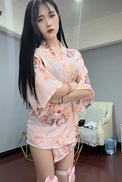 快手裸舞福利姬【小飞不叫人待见（梅姨）】嫩妹裸舞