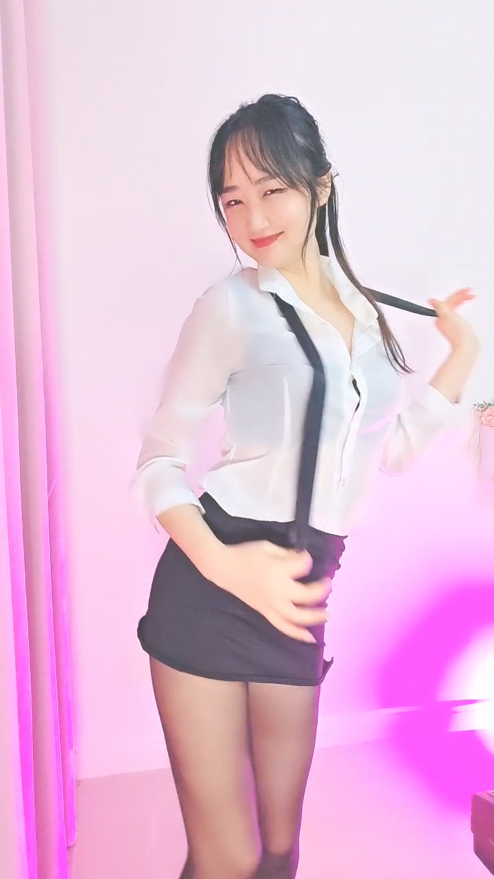 黑丝露脸制服诱惑全程露脸有才艺的小姐姐大秀直播 [1V 1.56GB]