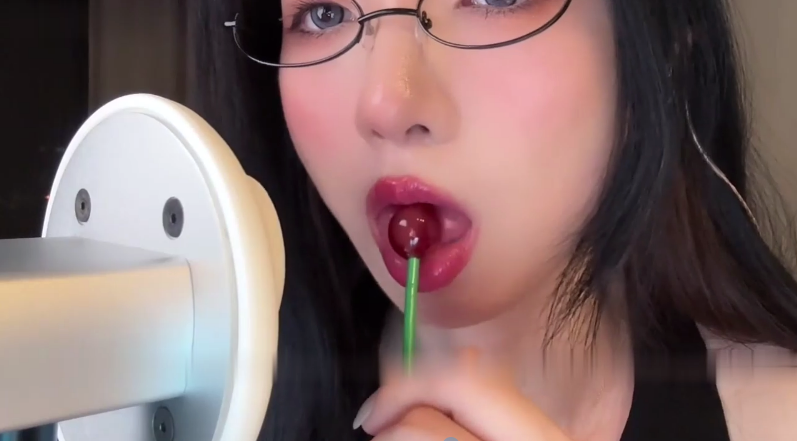NO.1204 晚安yoyo 棒棒糖+超欲舔麦边舔边打 1V