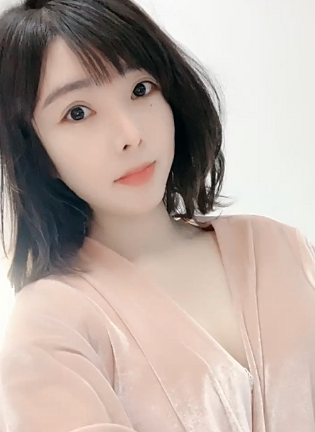 【裸舞婉儿】魔鬼身材雪白裸体 颜值高身材好的极品女神！一丝不挂全裸露脸热舞简直美到爆