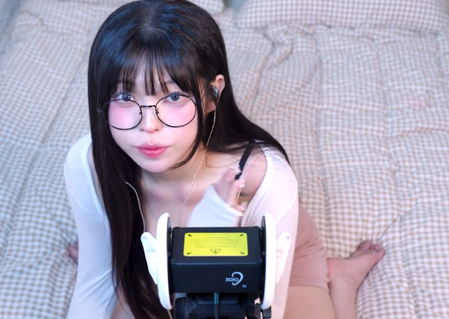 yudiii 害羞的小学妹小心翼翼的清理你的耳朵 1V174M百度盘