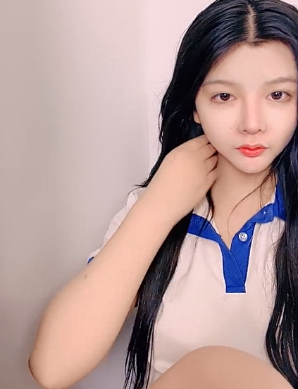 -刚刚成年的极品小嫩模真的超级超级嫩！这颜值这身材完全不输抖音网红了脱到一丝不挂诱惑观众很漂亮的一线天