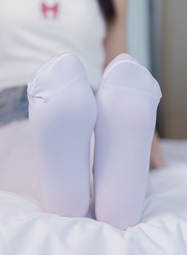 袜啵啵 390期 甜甜圈-板鞋、厚黑丝大腿袜、厚白丝大腿袜 【148P1V1.51G】