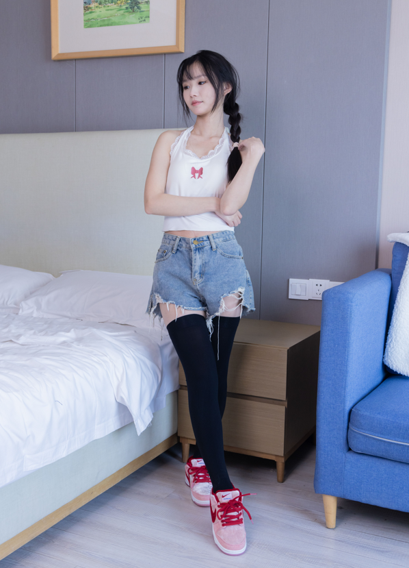 袜啵啵 390期 甜甜圈-板鞋、厚黑丝大腿袜、厚白丝大腿袜 【148P1V1.51G】