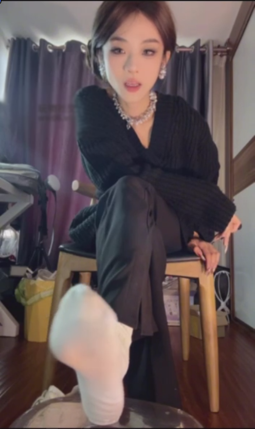 玩物直播不知名美女-超重口白袜羞辱【1V】【595MB百度云】