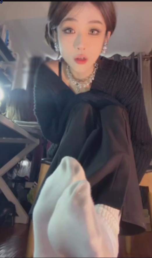 玩物直播不知名美女-超重口白袜羞辱【1V】【595MB百度云】