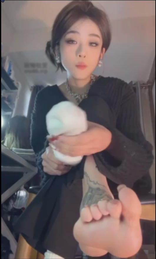 玩物直播不知名美女-超重口白袜羞辱【1V】【595MB百度云】