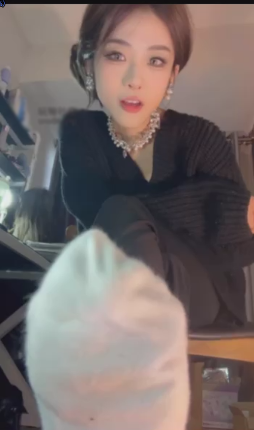 玩物直播不知名美女-超重口白袜羞辱【1V】【595MB百度云】