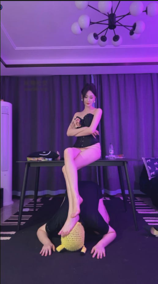 玩物直播艾琳-带女奴虐狗喂咀嚼物舔美腿酸奶【1V】【657MB百度云】