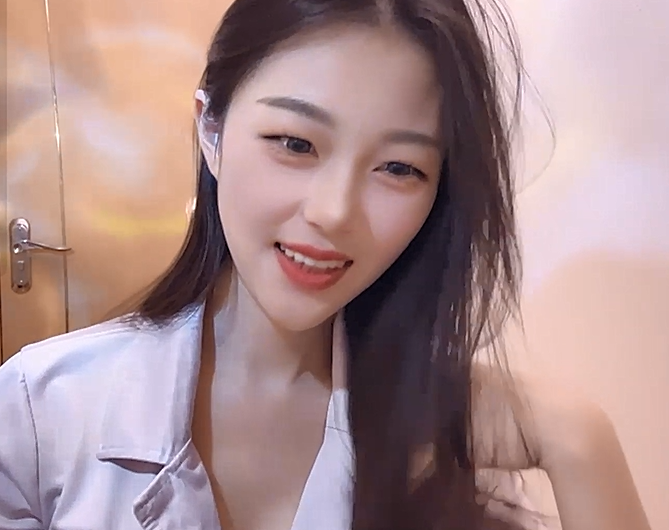 -Sweet-Angel999 与闺蜜一起勾引大屌房东，被无情无套狂艹，双飞就是爽，近距离观看大屌插逼