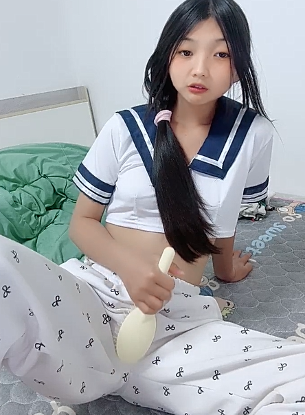 -小小腊肉 极品小嫩妹 被男友抱桌子上操 上帝视角