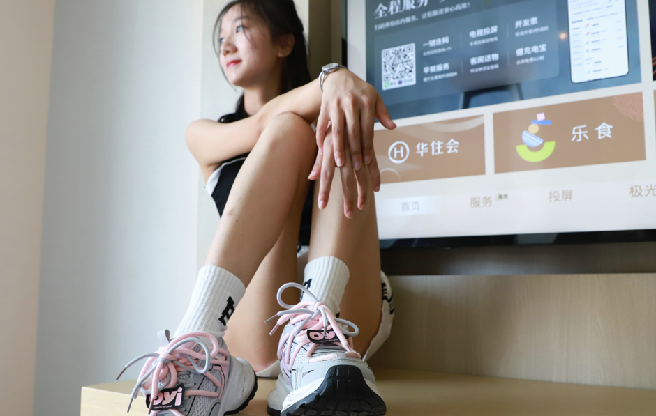 誉铭优选 - 学妹酒店热裤棉袜裸足 【90P1V1.3G】