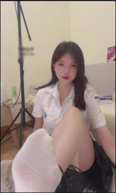 玩物直播佳奈-靴子白袜裸足口水场【1V】【620MB百度云】