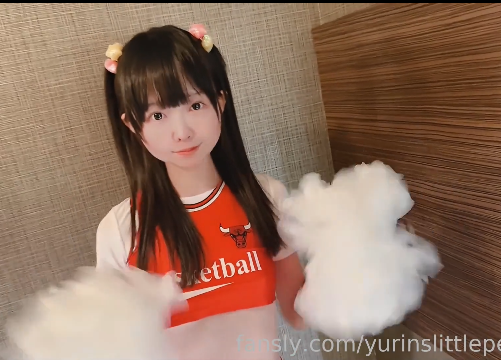 极品萝莉-yurinslittlepeach-fansly 新 啦啦队制服（1V,1.01G）
