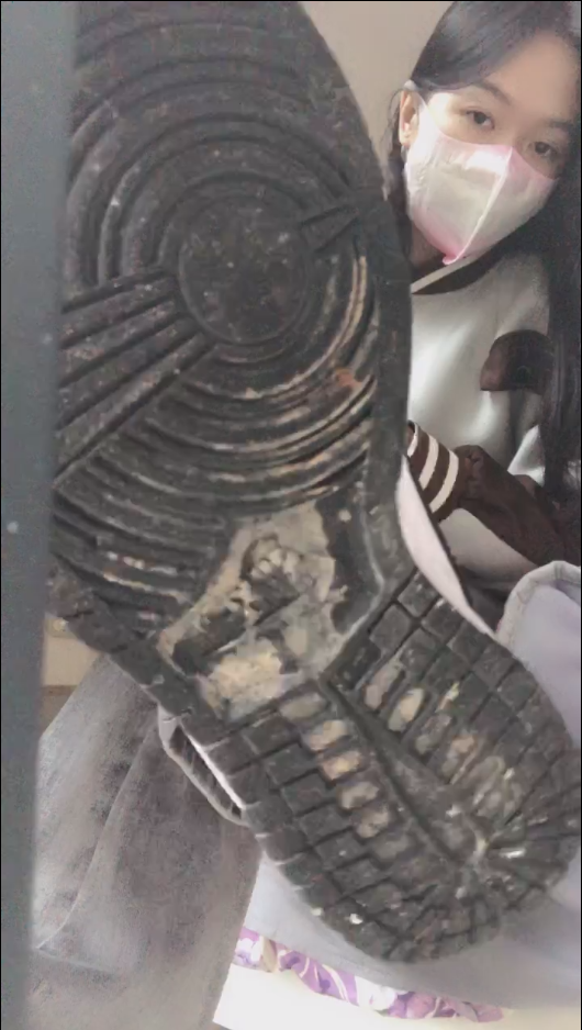 套路直播萬一 - 刚练完车回家脚很臭【1V】【733MB百度云】