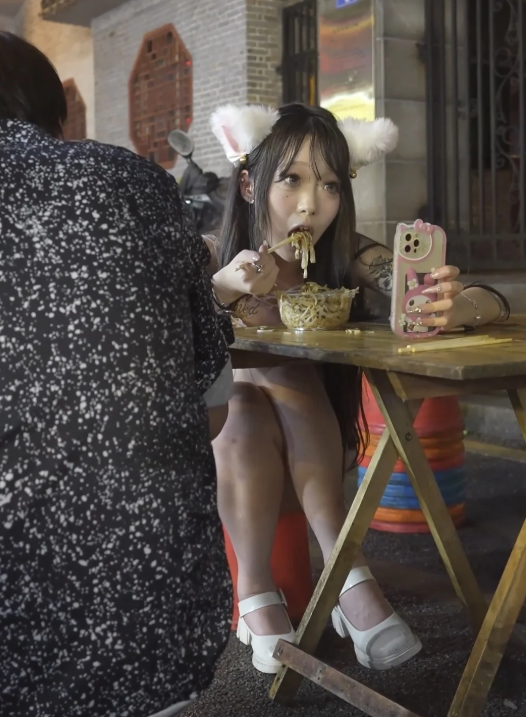 (BC-SSS-069)极品美女透明蕾丝内..大叔面前扣13..骚气溢出屏幕1.2G