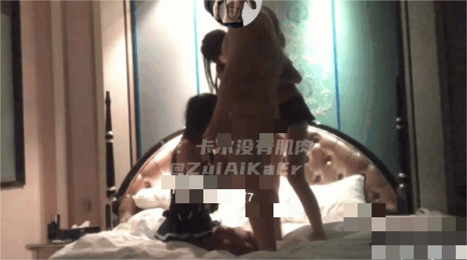 ✨长沙肌肉桩机泡良大神「卡尔没有肌肉」，18岁168黑白丝袜姐妹花，黑丝小骚货看我太壮吃不消就叫上闺蜜帮忙，旁边帮忙舔鸡巴 898M
