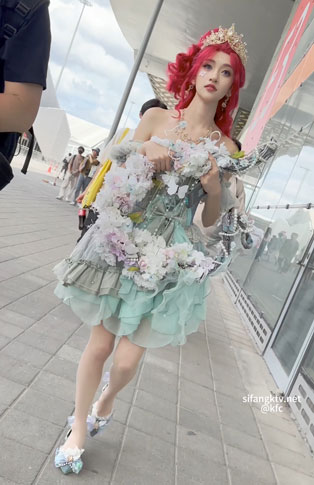 【KFC】极品美女跟着摄影师拍照。公主裙白色丝袜透明内内 551M