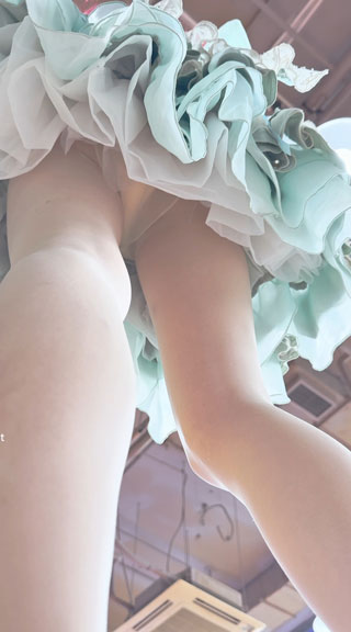 【KFC】极品美女跟着摄影师拍照。公主裙白色丝袜透明内内 551M