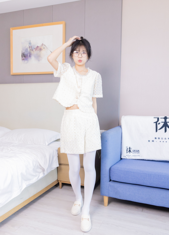 [BoBoSocks袜啵啵] NO.421 奶油-皮鞋、厚白丝、瑜伽动作时老头乐挠脚剧情（仅花絮版）【140P1V1.52G】