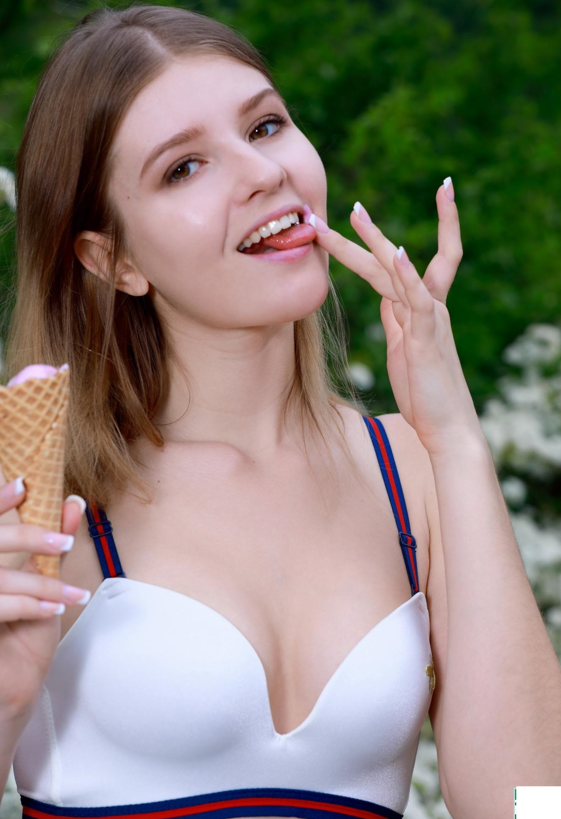 欧美高颜值极品美鲍大洋马 Libby-Spring Sensation 大尺度露点写真【119P587M】