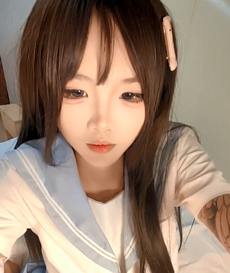 纹身小太妹蝴蝶小嫩逼，全程露脸跟狼友互动撩骚听指挥，揉奶抠逼特写展示，撸起小哥大鸡巴激情上位无套内射
